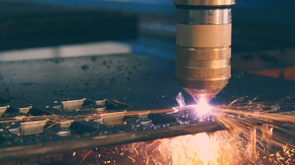 Hier sieht man wie ein Stahlteil mit Hilfe eines Plasmabrenners aus dem Blech geschnitten wird