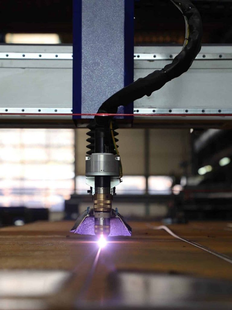 brennteile-mit-plasmaschneiden-scaled-1 Hier sieht man eine Plasmaschneidmaschine